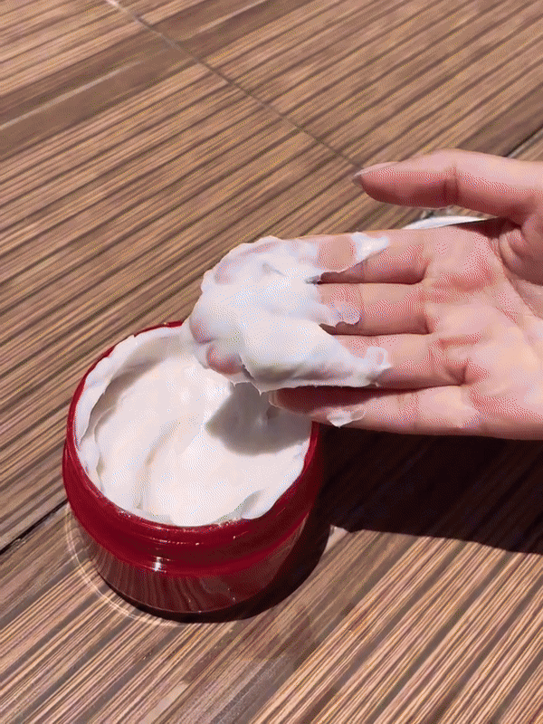 Appliquez sur les mi-longueurs et les pointes